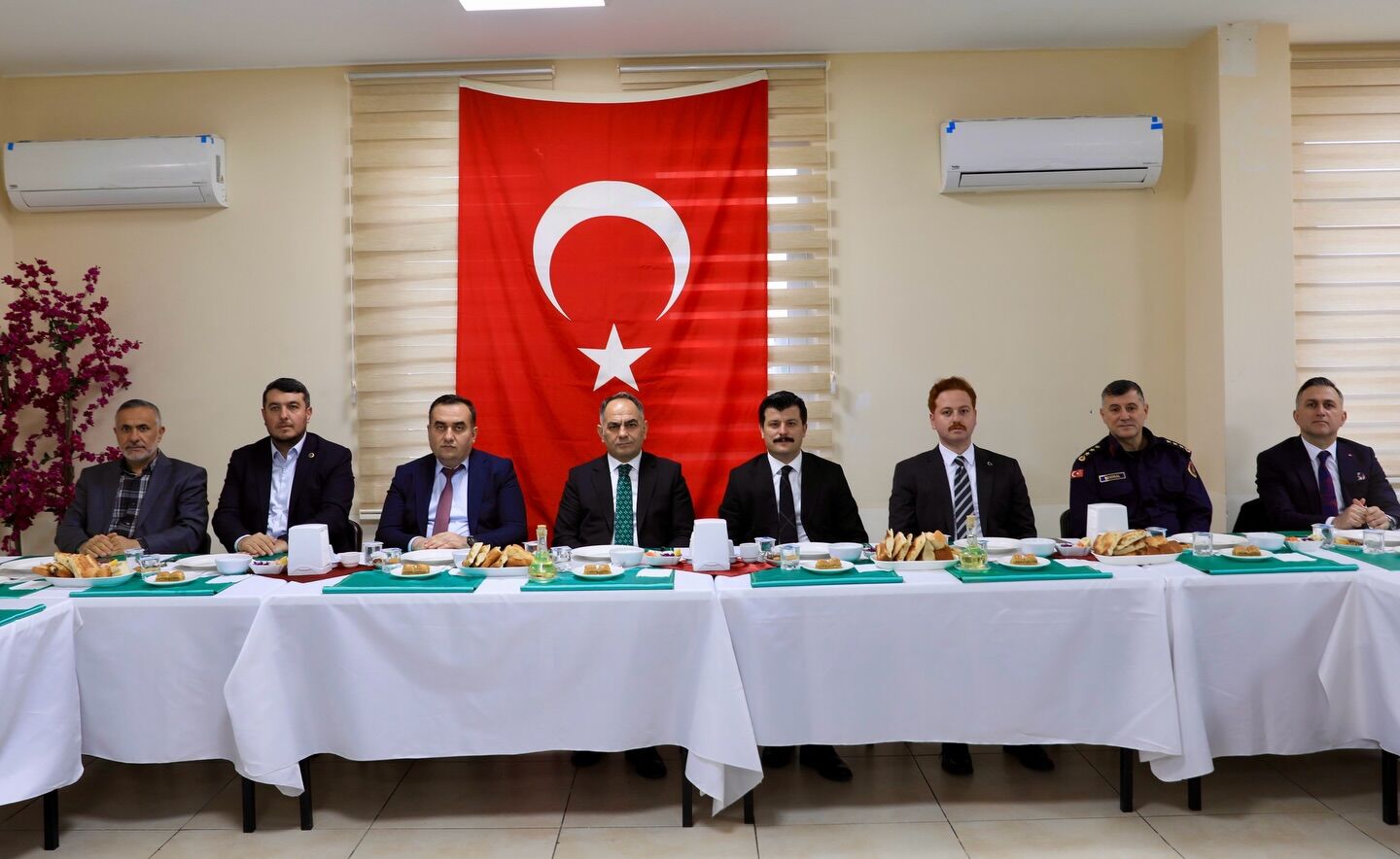 Vali Çakırtaş Ve Heyeti, Cezaevi İftar Programında Hem İftarda Hem İncelemelerde! (1)