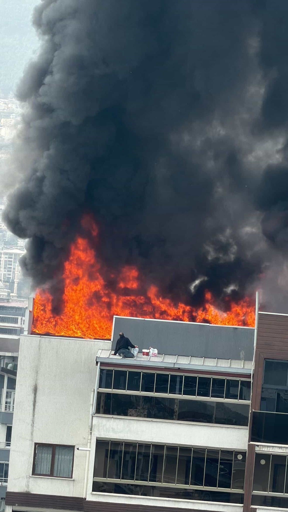 Çatıdaki Yangın Paniğe Neden Oldu! (2)