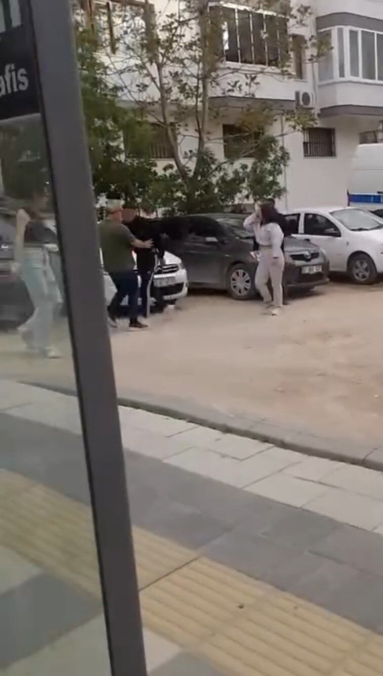 Kızların Kavgasına Müdahale Eden Vatandaş Bıçakla Tehdit Edildi!