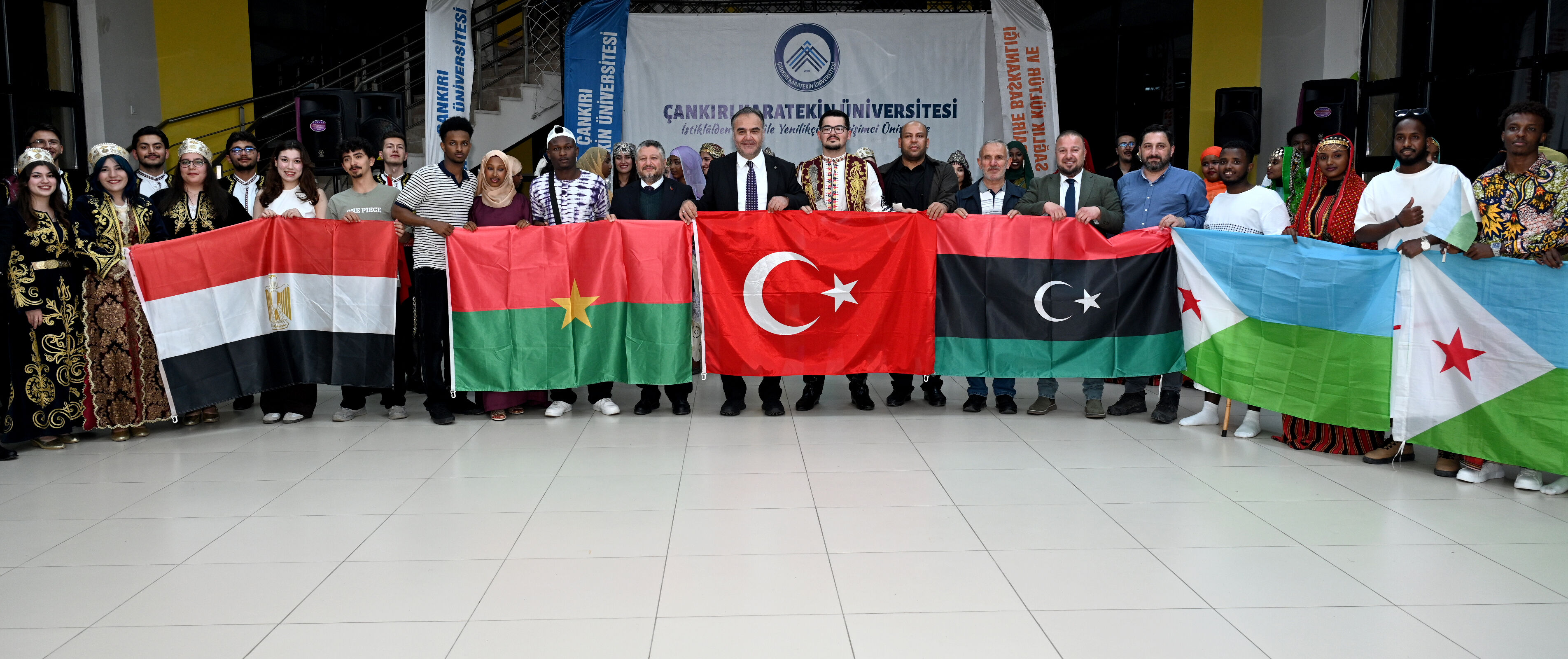 Çakü’de Kültürler Buluştu Geceye Renkli Görüntüler Damga Vurdu (1)