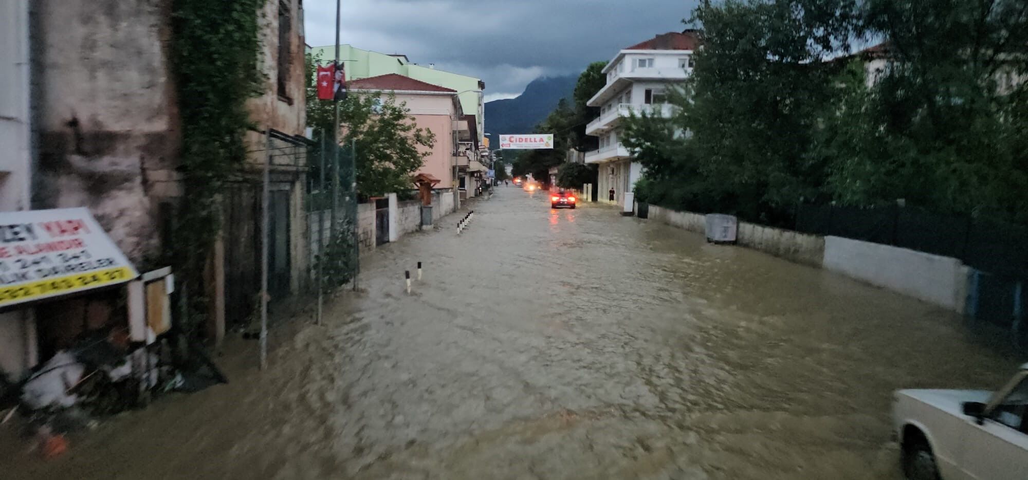 Şiddetli Yağış Cide'yi Vurdu Ev Ve İş Yerlerini Su Bastı