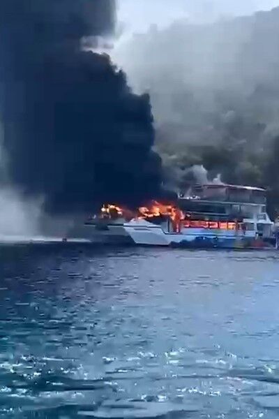 115 Kişilik Teknede Korku Dolu Yangın! Herkes Denize Atladı!3