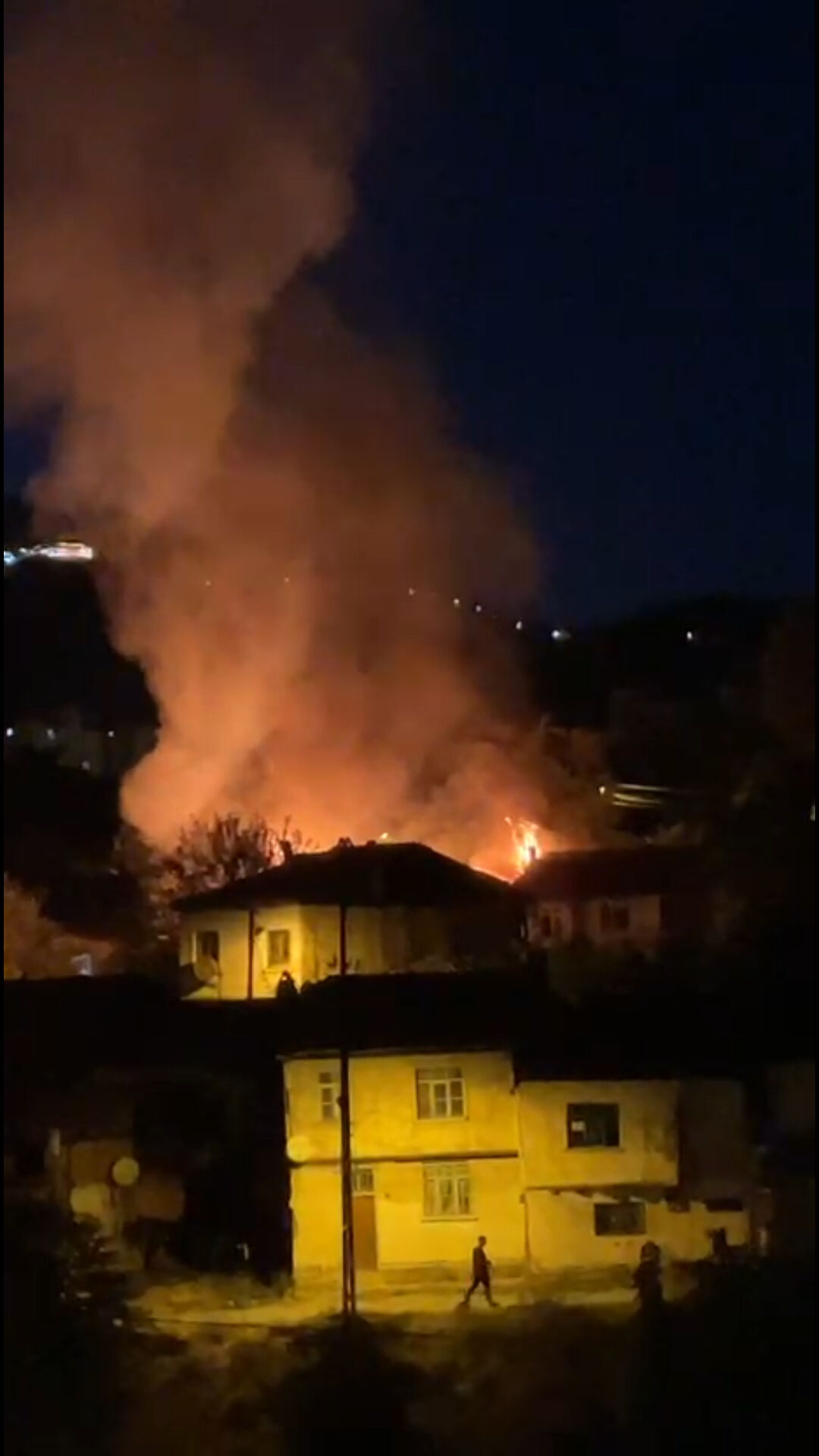 Çankırı'da Alevlerin Yuttuğu Metruk Bina Dakikalar İçinde Kül Oldu!1