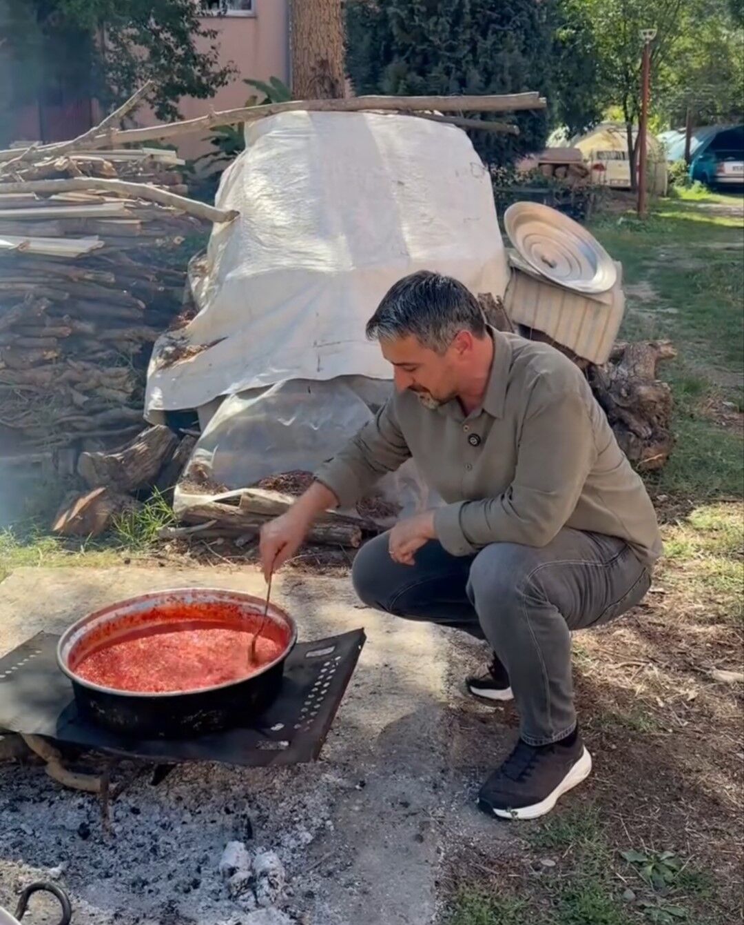 Başkan Bozkurt Tencerenin Başına Geçti! Kumluca’nın Armut Pekmezini Böyle Tanıttı (1)