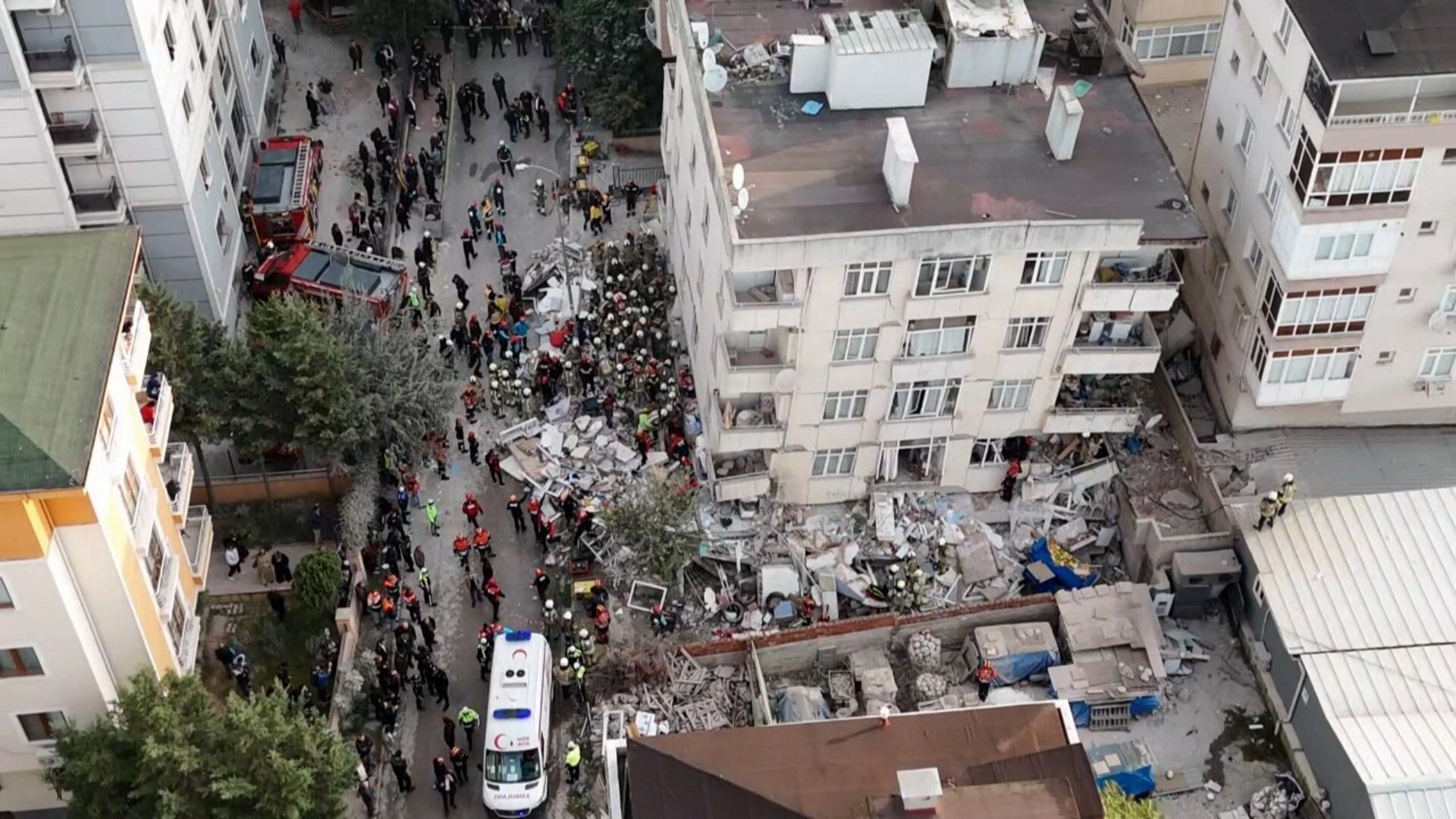 Korkutan Çökme! 7 Katlı Binada 2 Kişi Kurtarıldı