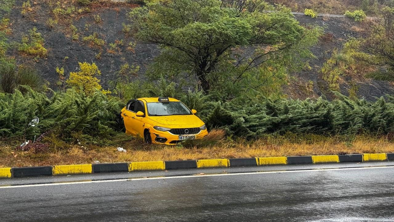 Alaplı Plajlar Mevkiinde Ticari Taksi Direğe Çarptı: Yolcu Yaralandı