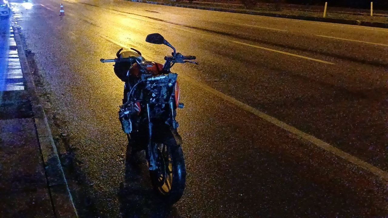 Çorum Çevreyolu’nda Motosiklet Bariyerlere Çarptı, Sürücü Kurtarılamadı