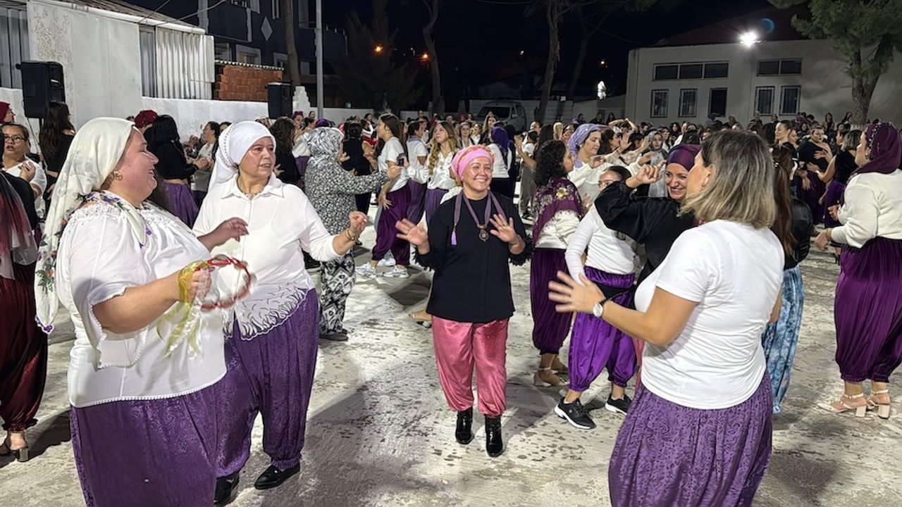 İzmir Aliağa’da kadınlar ilk kez düzenlenen “Şalvar Gecesi”nde buluştu