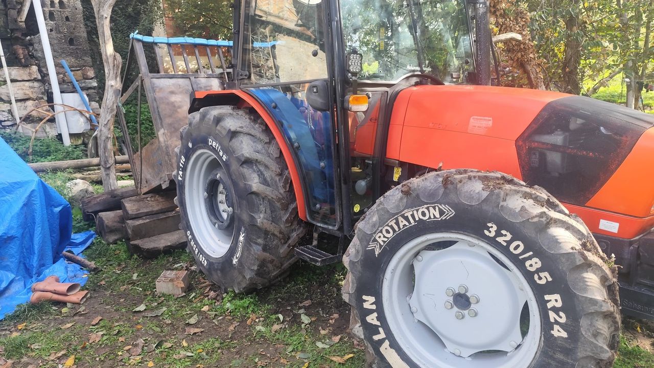 Muhtar Traktör Kazasında Ağır Yaralandı