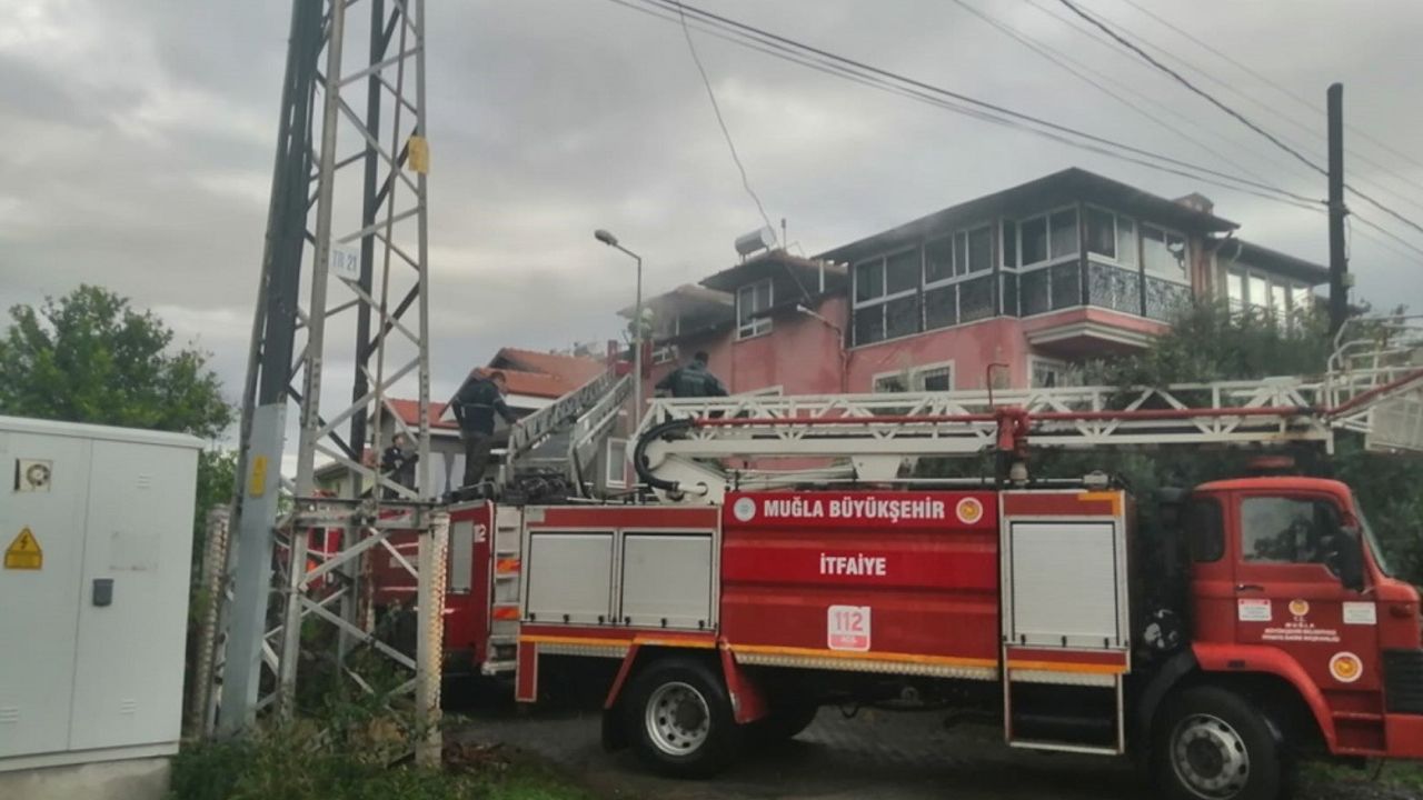 Muğla Köyceğiz’de Çatı Katında Yangın: Evde Maddi Hasar Oluştu