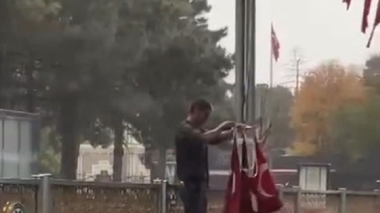 Şiddetli Rüzgar Türk Bayraklarını Kopardı, Duyarlı Vatandaş Dikkat Çekti