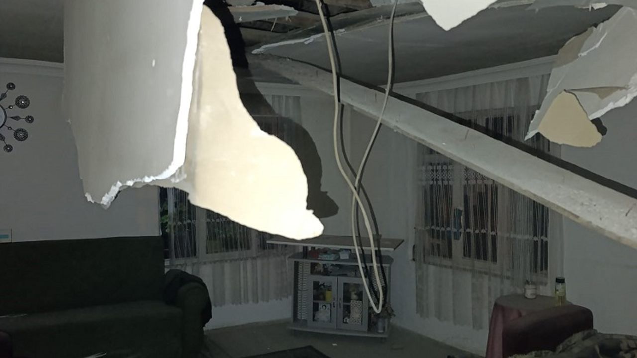 Sındırgı Depremi Manisa Gördes’te Hasara Yol Açtı: Bir Evin Odası Çöktü