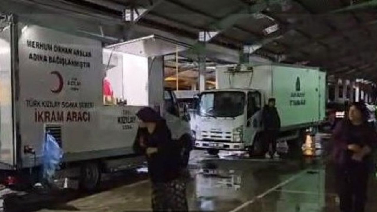 Sındırgı Depremi Sonrası Sağanak Yağış Vatandaşları Sokaklara Çıkardı