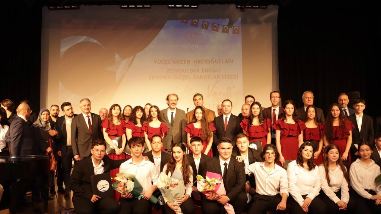 Zonguldak’ta “Kim Var?” Sanat Etkinliği Büyüledi: Yücel Arzen ve Genç Yetenekler Aynı Sahnedeydi