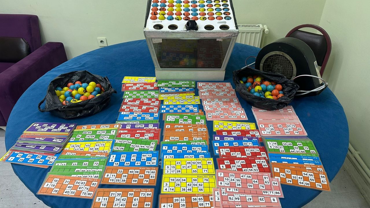 Polisten Nefes Kesen Baskın: Kumar Makinesiyle Çatıdan Kaçarken Yakalandılar!