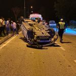 Kamyonete Çarpan Otomobil Ters Döndü: 2 Yaralı
