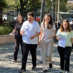 Kızını Beklerken Etek Dikti! KPSS’de Dikkat Çeken Bekleyiş