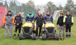 Eskişehirspor’un tesislerindeki çimleri Odunpazarı Belediyesi biçti.