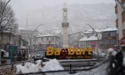 Bayburt'a lapa lapa kar yağdı