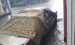 Adana'da Ani Fırtına, Dolu, Vatandaşları Otomobillerini Halı ve Battaniyeyle Korudu