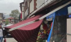 Fırtına Mudurnu'da manav dükkanını vurdu