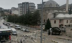 Çankırı merkezde Bademlik Camii minaresi rüzgardan yıkıldı