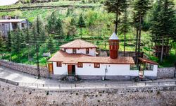 660 yıllık Ahi Paşa Camii göz kamaştırıyor