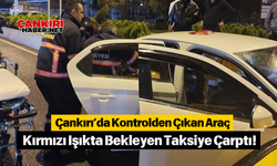 Çankırı’da Kontrolden Çıkan Araç Kırmızı Işıkta Bekleyen Taksiye Çarptı!