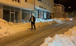 Bayburt’ta kar kalınlığı 80 santimetreyi buldu, vatandaş caddede kayak yaptı