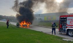 Samsun’da kız isteme merasiminden dönen ailenin aracı alev alev yandı