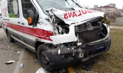 Kastamonu’da Gizli Buzlanma Sebebiyle Ambulans Kavşakta 7 Araca Çarptı