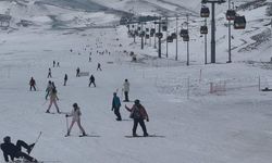 Erciyes Kayak Merkezi'nde sıcak hava ve yoğun kar keyfi