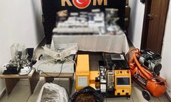 Polisten Baskın! Kaçak Tütün ve Binlerce Makaron Yakalandı