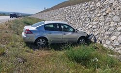 Alaca’da Feci Kaza: Otomobil İstinat Duvarına Çarptı, 2 Yaralı
