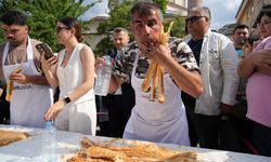 Bursa’da Geleneksel Börek Yeme Yarışması’nda Nefes Kesen Mücadele: 5 Dakikada 11 Metre Börek!