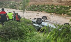 Direksiyon Hakimiyetini Kaybetti, Araç Dere Kenarına Devrildi