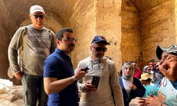 Harran’da Sıradışı Kaymakam Turistlere Bizzat Rehberlik Ediyor!