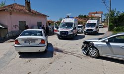 İki Otomobil Çarpıştı: Yaralılar Arasında Çocuklar da Var