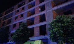 İnşaatın Üst Katına Çıkan Genç, Polis Sayesinde Hayata Döndü