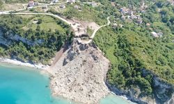 Kastamonu’da Heyelan Ulaşımı Felç Etti: Toprak Kütlesi Karadeniz’e Aktı!