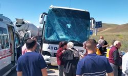Kırıkkale'de Yolcu Otobüsü EDS Direğine Çarptı: 2 Yaralı