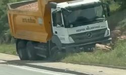 Korku Dolu Anlar: Kontrolden Çıkan Kamyon Refüje Girdi