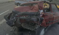 Kamyonetle Çarpışan Otomobilde Can Pazarı: 1 Kişi Hayatını Kaybetti