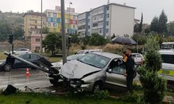 Sanayi Kavşağı’nda İki Araç Çarpıştı: Yaralılar Hastaneye Kaldırıldı