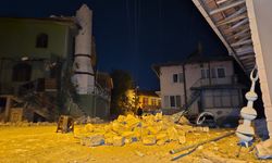 6,1’lik Deprem Sındırgı’yı Vurdu: Binalar Yıkıldı, Minare Devrildi