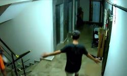 Adana’da Hırsızlar Göbek Atarak Ayakkabı Çaldı, Güvenlik Kamerasına Yansıdı