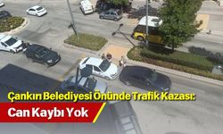Çankırı Belediyesi Önünde Trafik Kazası: Can Kaybı Yok