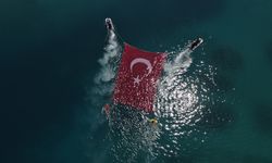 Fethiye Ölüdeniz’de 30 Ağustos Coşkusu: Bayrak Denizden Gökyüzüne Dalgalandı