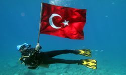 Fethiye’de Dalgıçlar Deniz Altında Türk Bayrağı Açtı