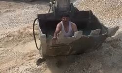 İnşaat İşçileri Sıcağa Karşı Kürekten Havuz Yaptı